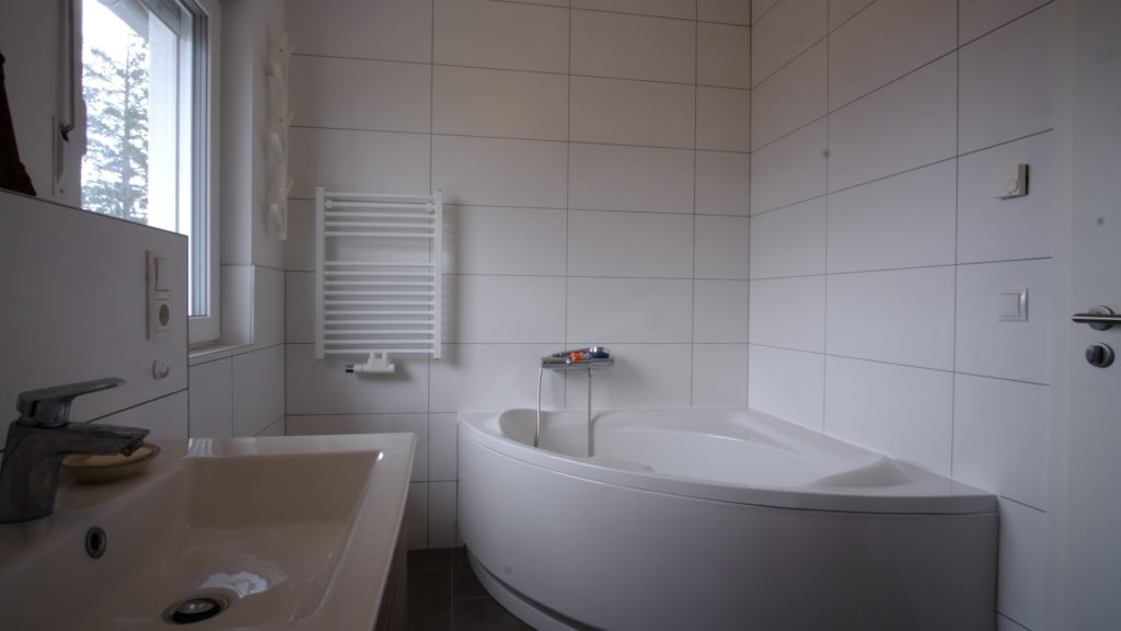 Badewanne und Blick nach draußen